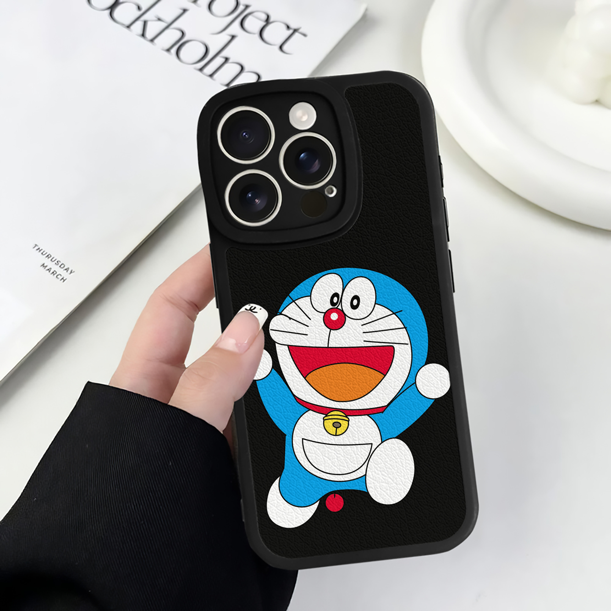 （画像用） ドラえもん Doraemon 【iPhone 16シリーズ対応】シリコンスマホケース（レザー調） 材質：シリコン